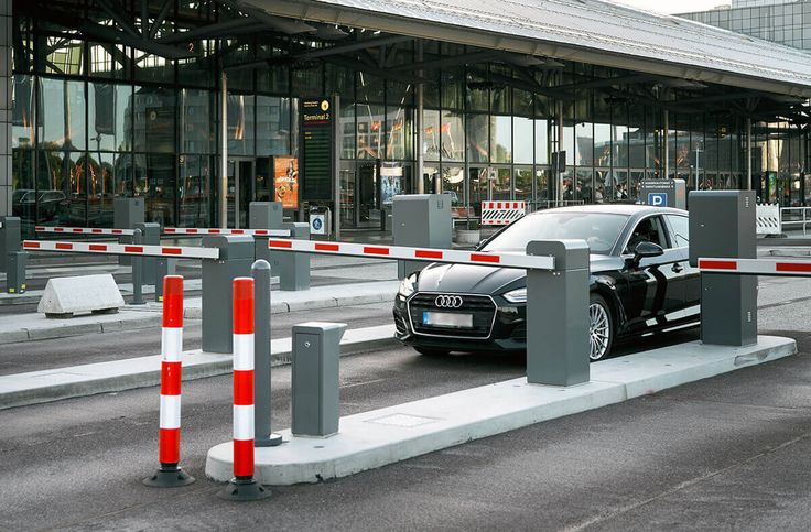 Voie de parking équipée d'une caméra de reconnaissance de plaque et d'une barrière